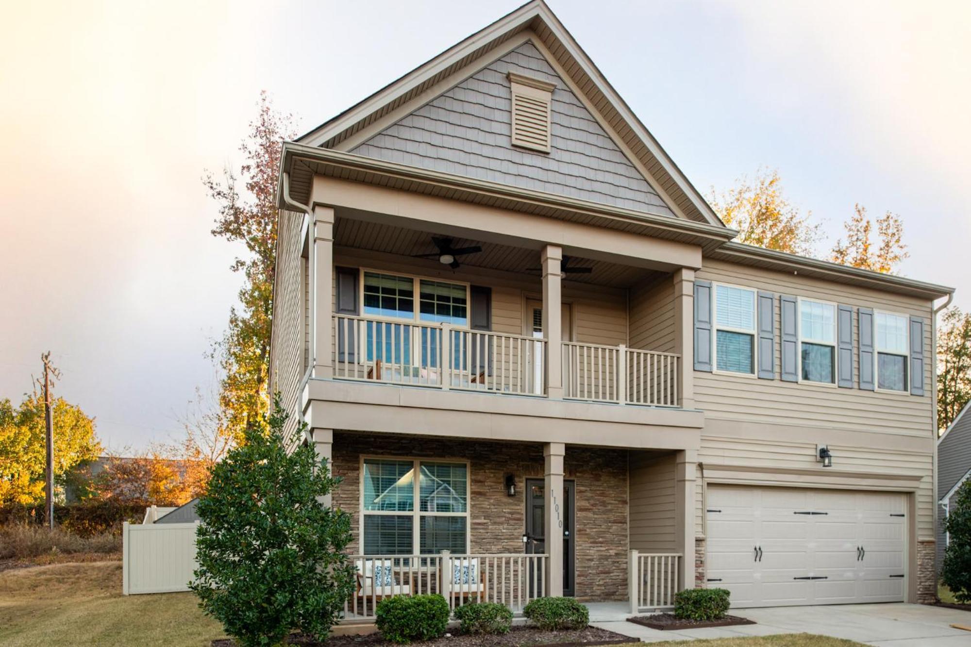 Near Clt Airport - 4bd - Backyard - Balcony Holiday home