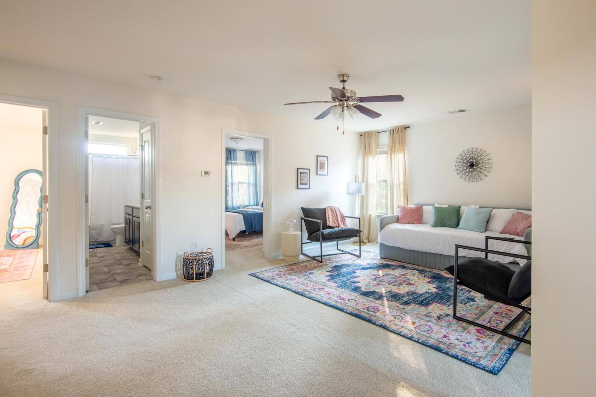Near Clt Airport - 4bd - Backyard - Balcony Holiday home *