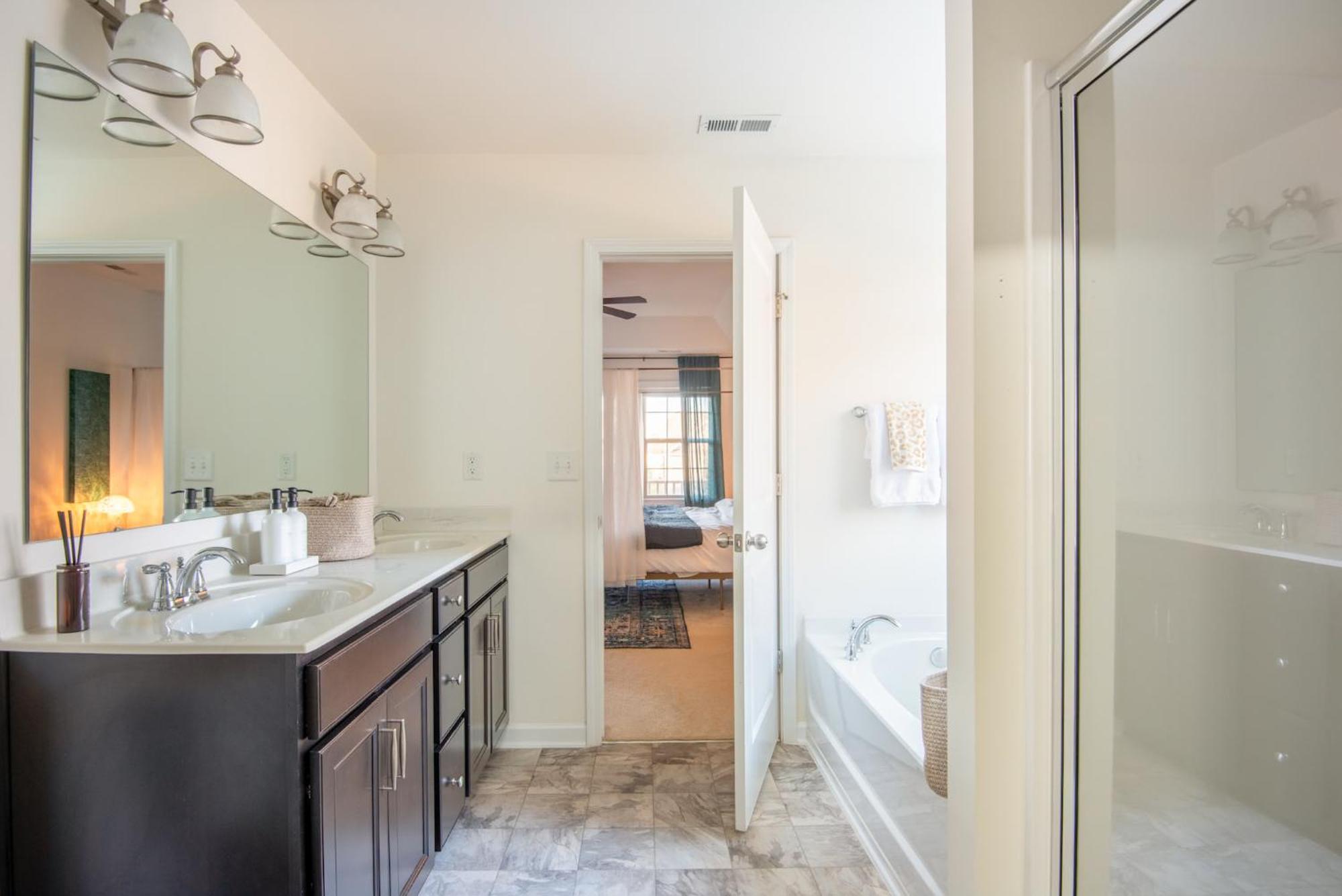 Holiday home Near Clt Airport - 4bd - Backyard - Balcony Charlotte