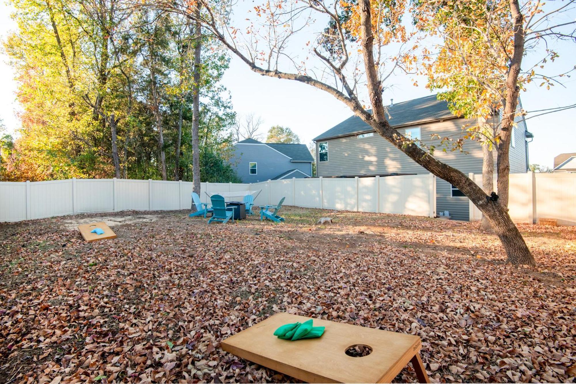 Near Clt Airport - 4bd - Backyard - Balcony Holiday home